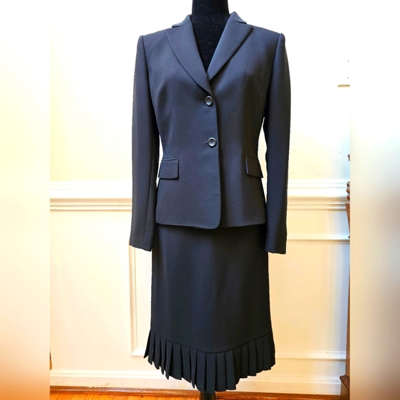 Tahari Pleated Hem Skirt Suit Women's Size 6 - Picture 1 of 12